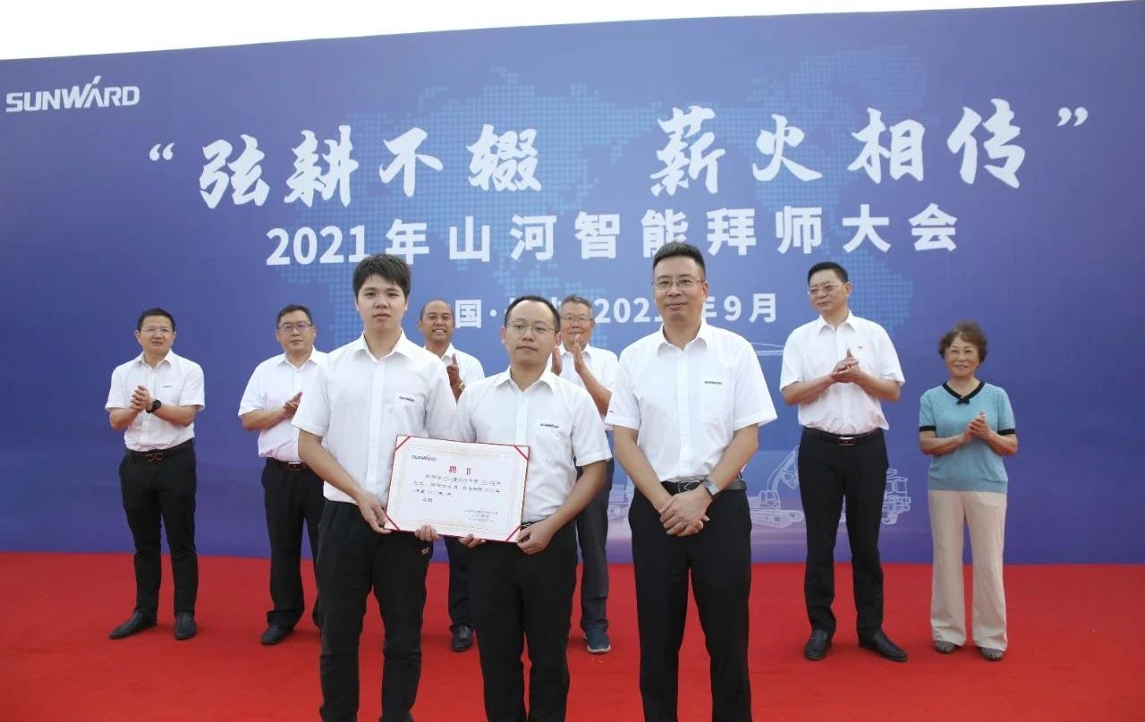 百人齐聚拜师恩 | 龙8头号玩家智能“传帮带”人才作育模式为公司生长积贮实力