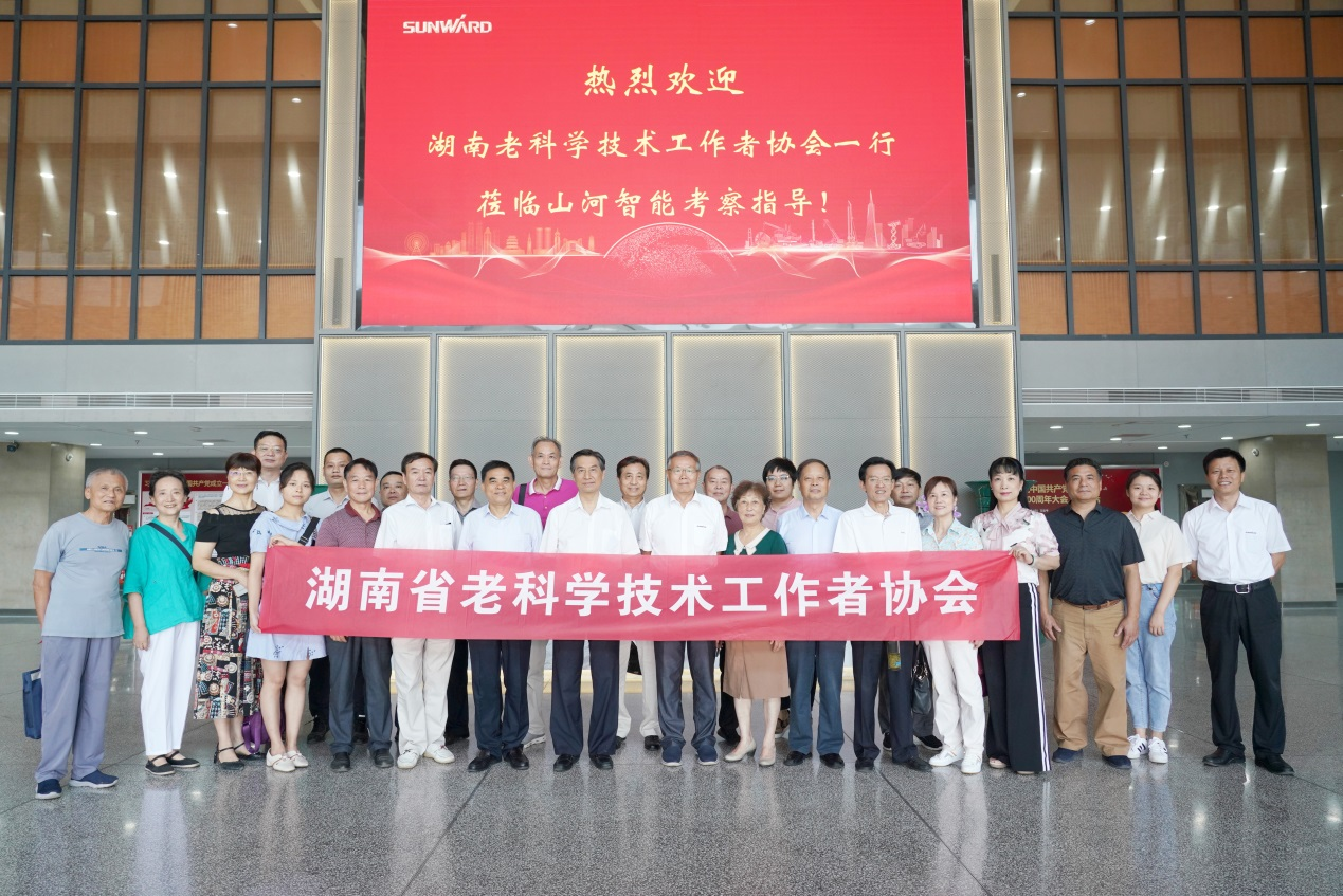 湖南省老科学手艺事情者一行到访龙8头号玩家智能
