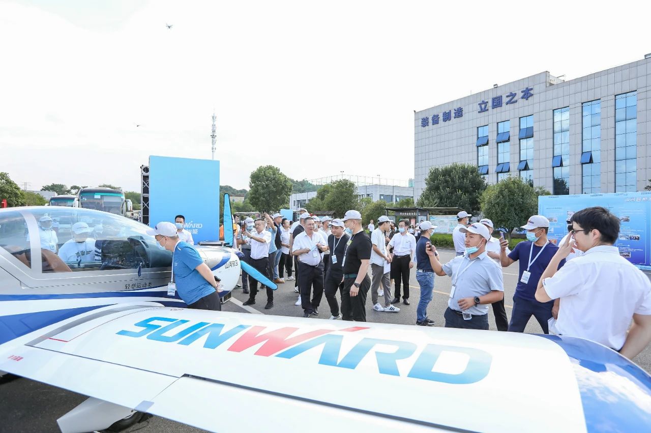 逛展超热闹！龙8头号玩家智能效果展示会高能名时势来袭