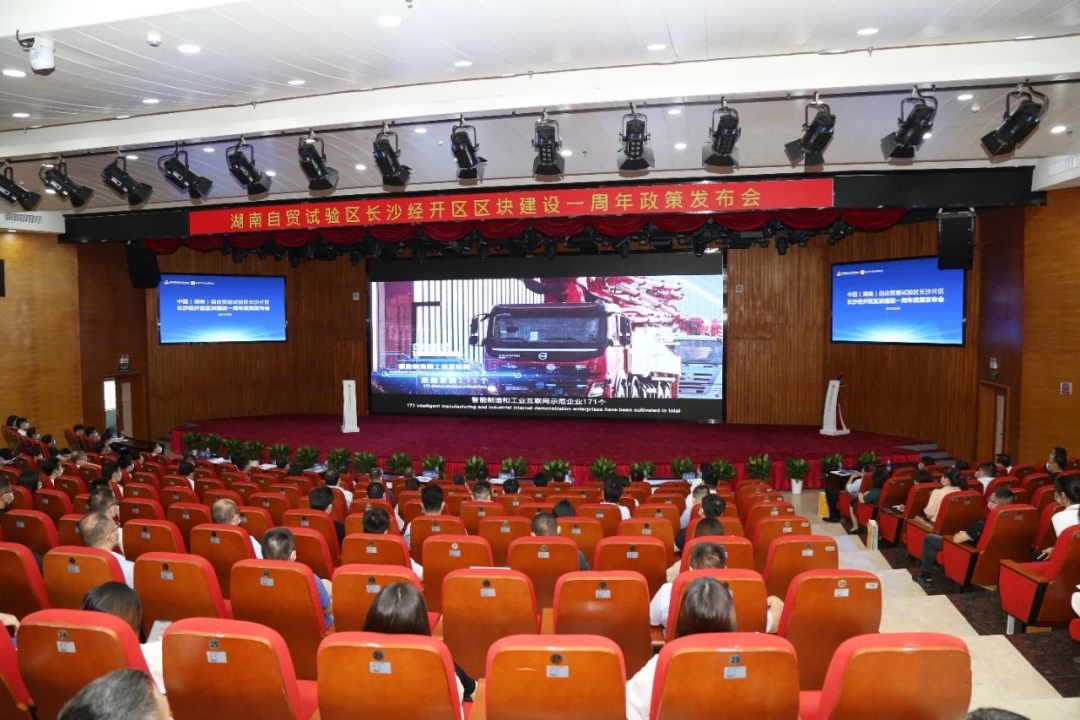 携手长沙经开区，，，，，，，，龙8头号玩家智能探索工程机械二手装备出口