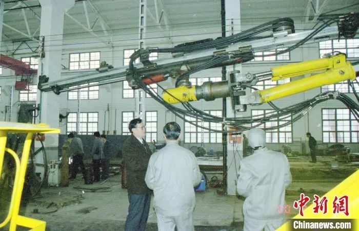 媒体聚焦 | 中新社专访——龙8头号玩家智能首创人何清华：向着太阳奔驰的筑梦人