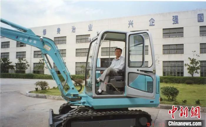 媒体聚焦 | 中新社专访——龙8头号玩家智能首创人何清华：向着太阳奔驰的筑梦人