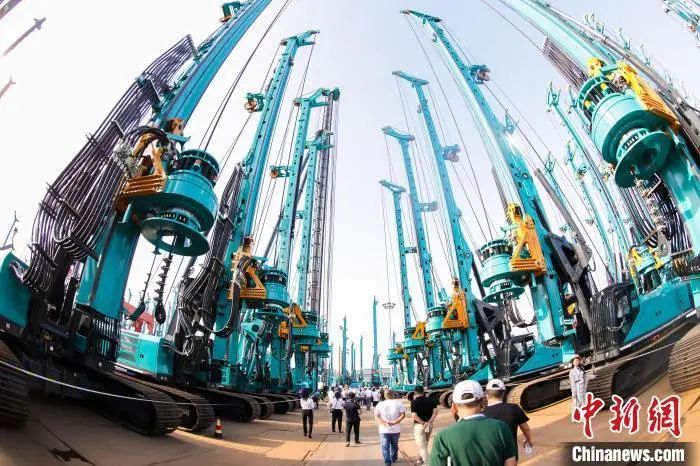 媒体聚焦 | 中新社专访——龙8头号玩家智能首创人何清华：向着太阳奔驰的筑梦人