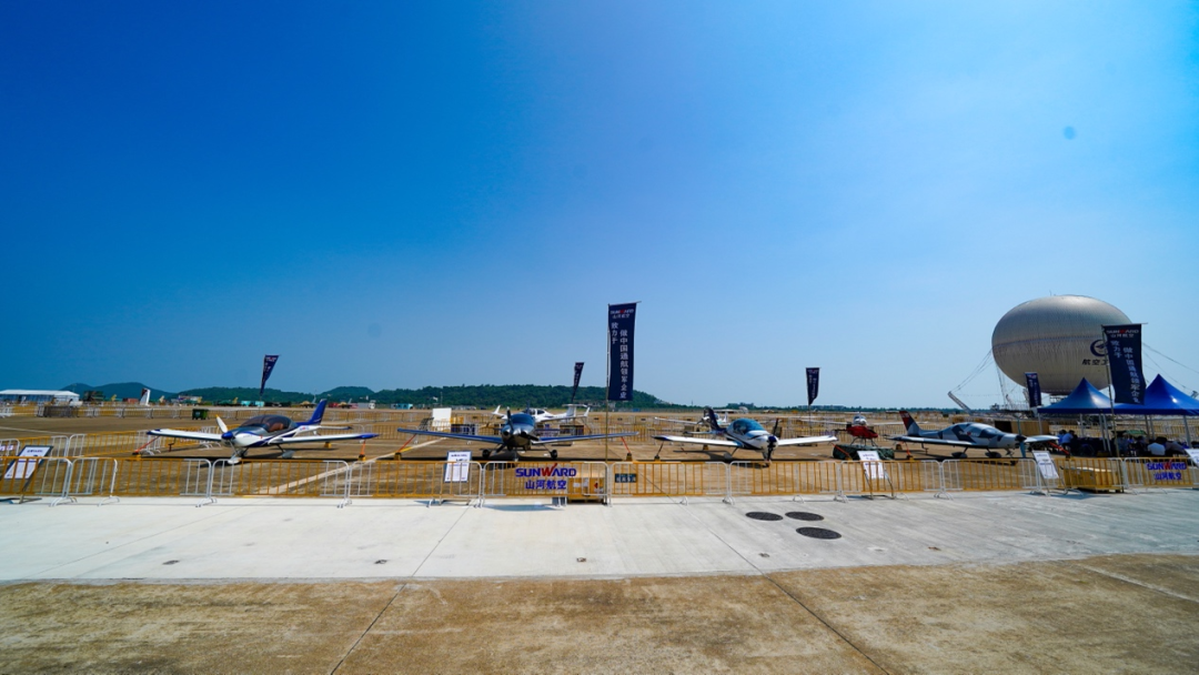 新机、航行演出…2021中国航展龙8头号玩家航空秀给你看