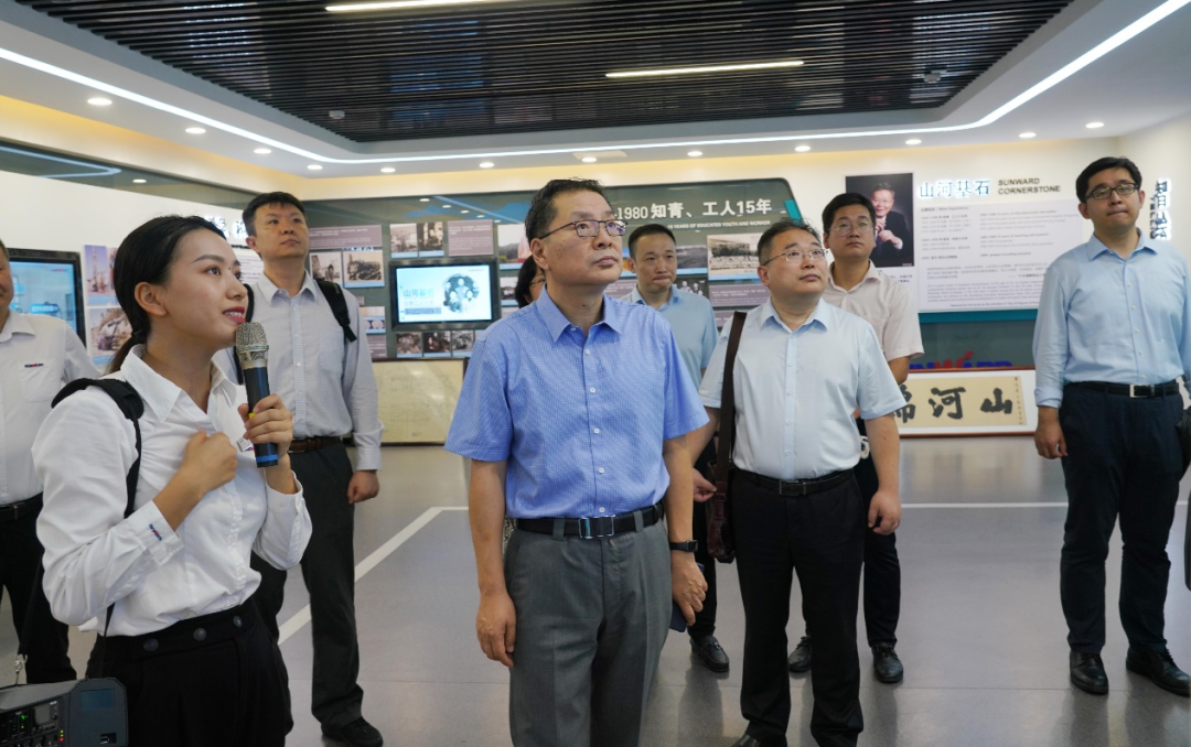 中国出口信用包管公司向导一行调研龙8头号玩家智能