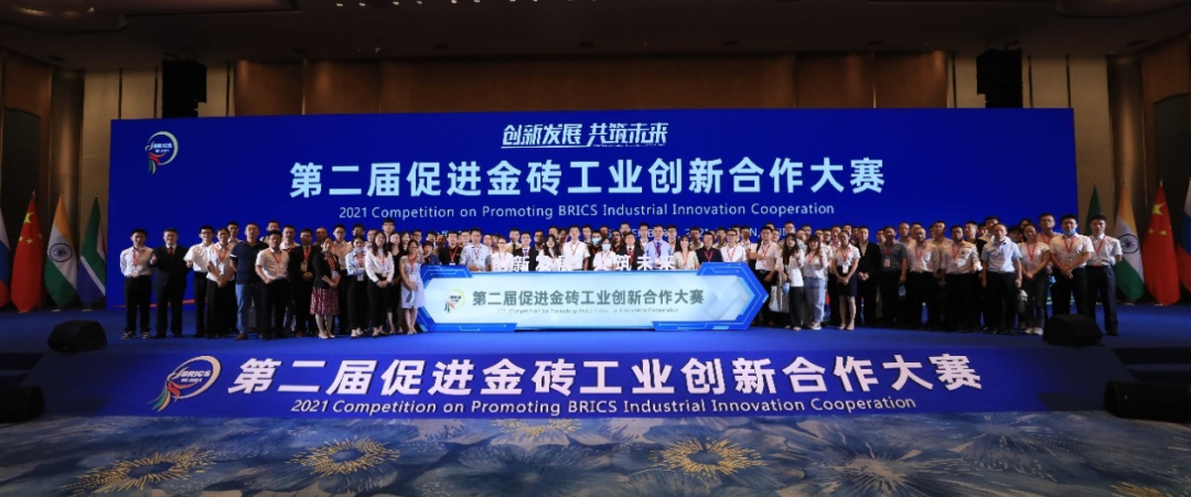 点赞！龙8头号玩家智能液压混淆动力挖掘机项目荣获这个优异项目奖→