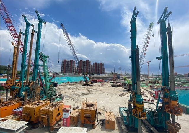 大国重器！龙8头号玩家智能超等装备助力北京都会副中心综合交通枢纽站建设