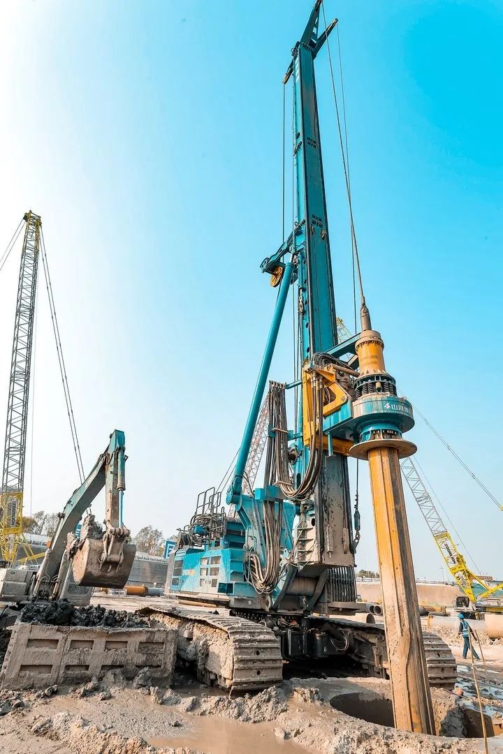 大国重器！龙8头号玩家智能超等装备助力北京都会副中心综合交通枢纽站建设