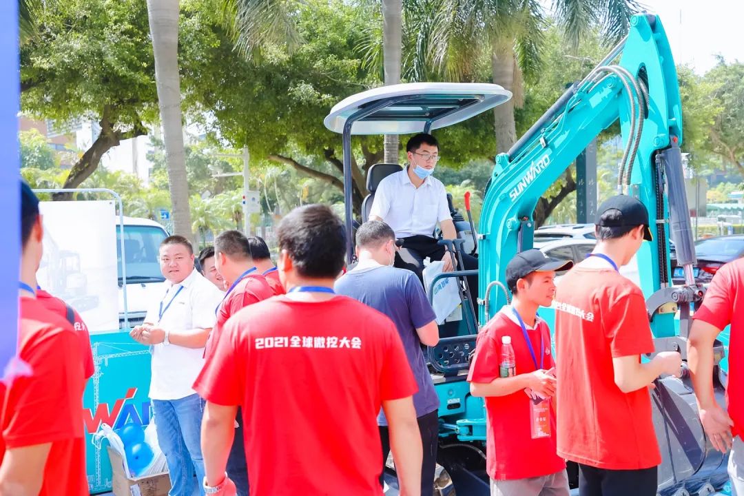 共享微挖新视界！龙8头号玩家智能微挖三大王牌产品齐聚2021全球微挖大会