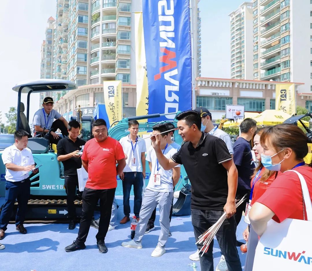 共享微挖新视界！龙8头号玩家智能微挖三大王牌产品齐聚2021全球微挖大会