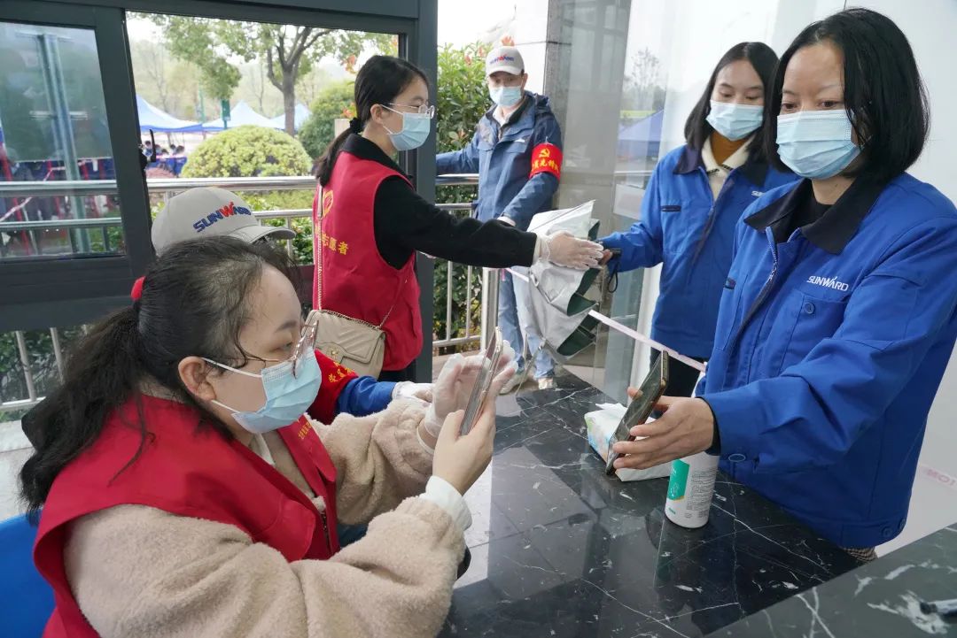 采样完成率近100%！龙8头号玩家智能第一时间开展全员核酸检测，，，，，，包管清静生产