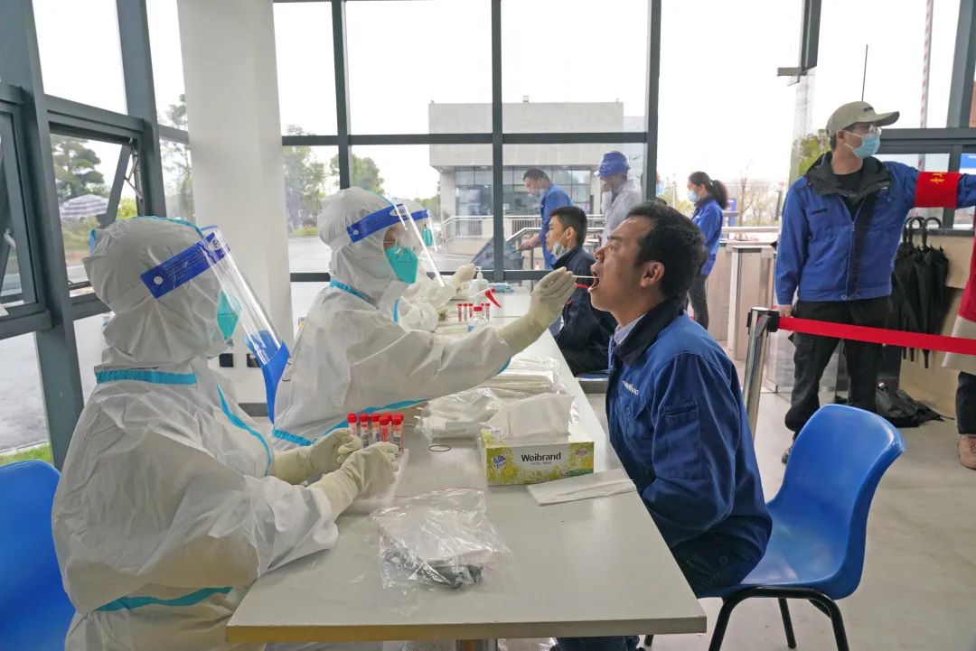 采样完成率近100%！龙8头号玩家智能第一时间开展全员核酸检测，，，，，，包管清静生产