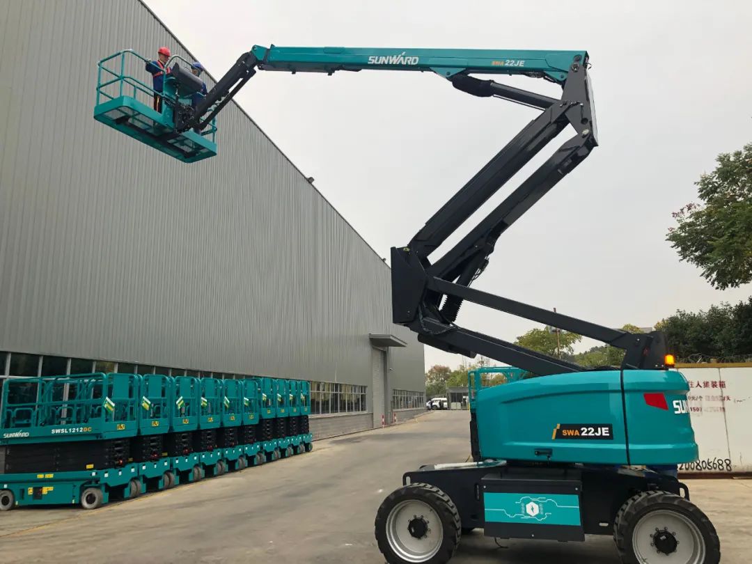 同级别作业高度最高！龙8头号玩家智能首款自主研发电动臂式高空作业平台下线