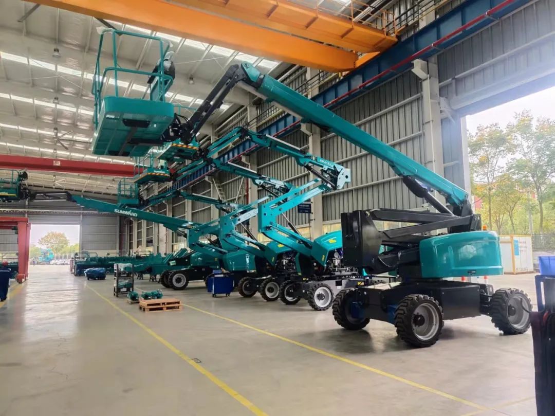 同级别作业高度最高！龙8头号玩家智能首款自主研发电动臂式高空作业平台下线