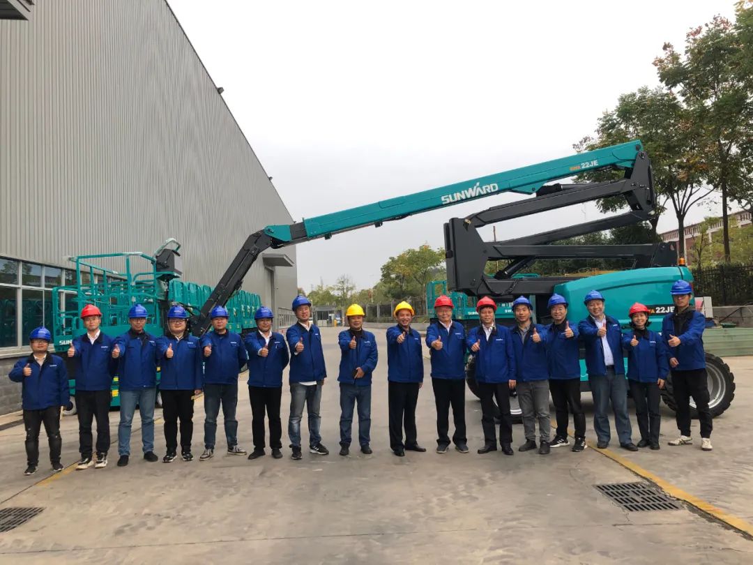 同级别作业高度最高！龙8头号玩家智能首款自主研发电动臂式高空作业平台下线