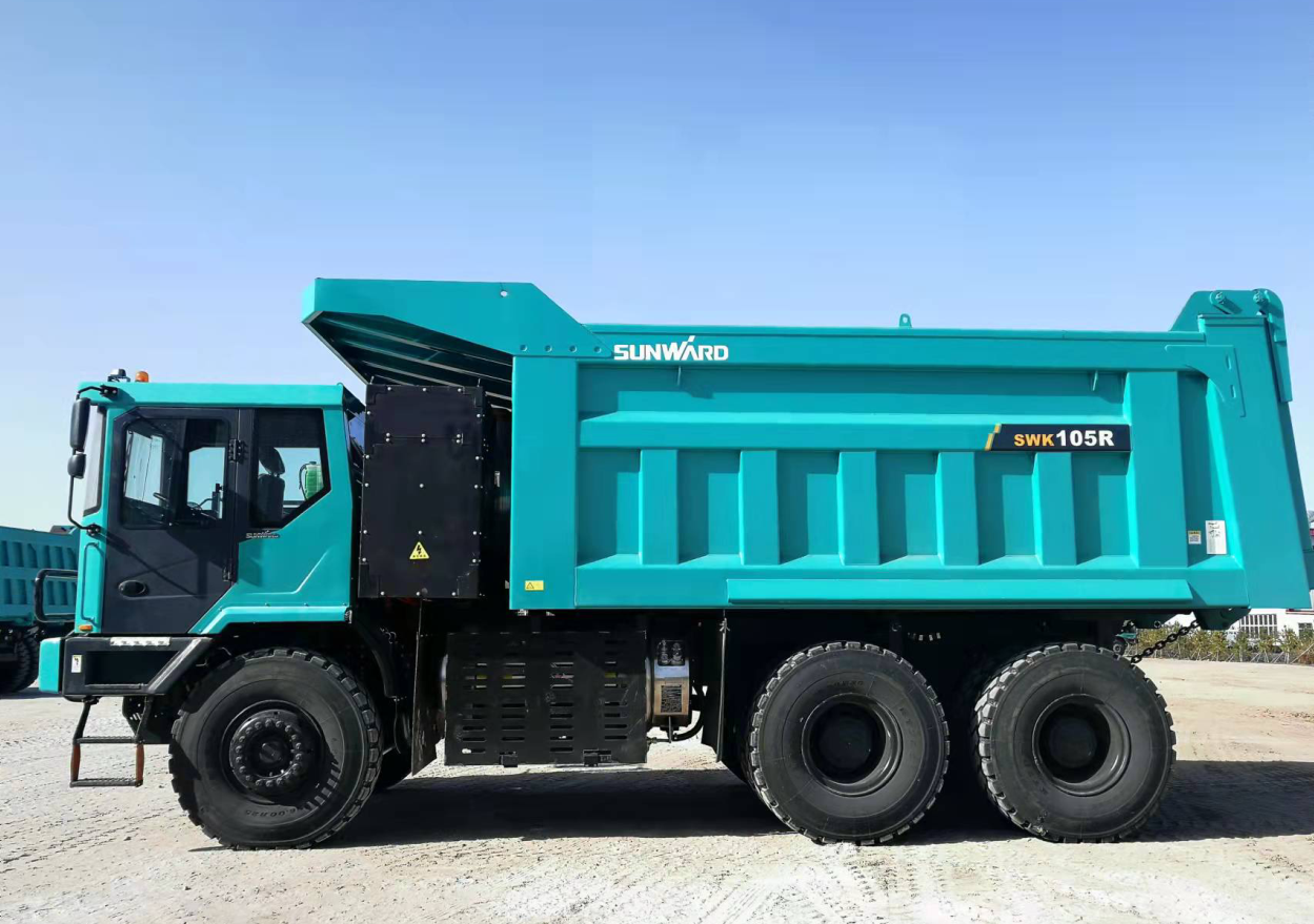 新能源，，，，，，，，长续航！龙8头号玩家智能首台LNG增程式宽体矿卡下线交付