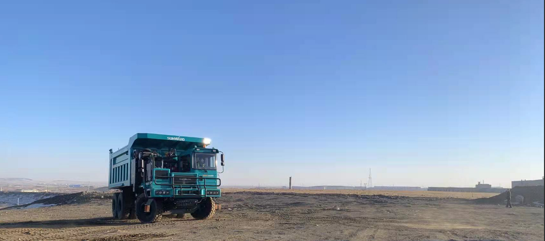 新能源，，，，，，，，长续航！龙8头号玩家智能首台LNG增程式宽体矿卡下线交付