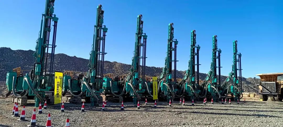 疫情当下，，，，，逆行非洲——龙8头号玩家智能凿岩装备团队外洋效劳纪实