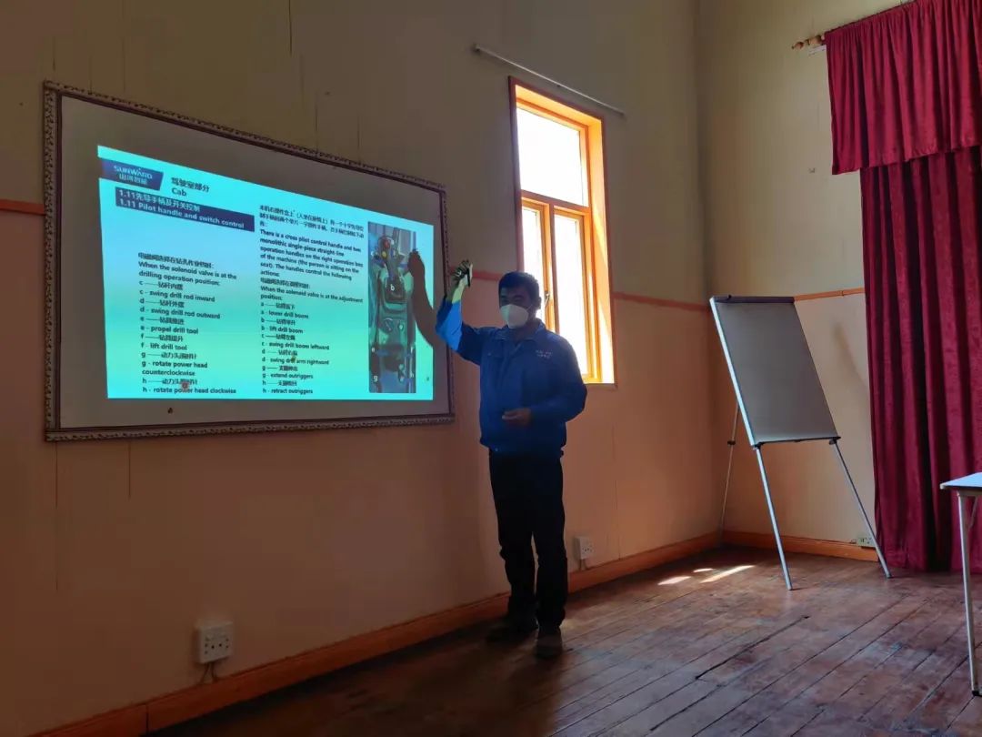 疫情当下，，，，，逆行非洲——龙8头号玩家智能凿岩装备团队外洋效劳纪实