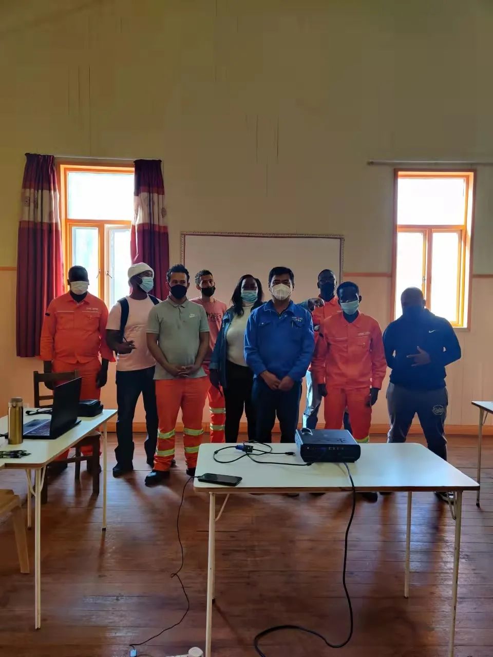 疫情当下，，，，，逆行非洲——龙8头号玩家智能凿岩装备团队外洋效劳纪实