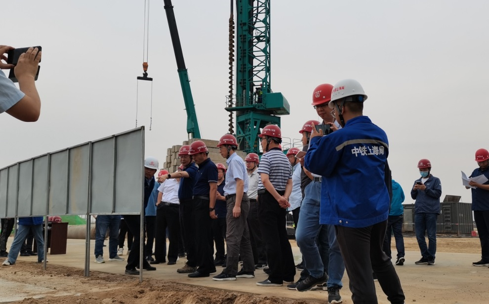 创下纪录！龙8头号玩家智能引孔式静力压桩机首次应用于高铁项目