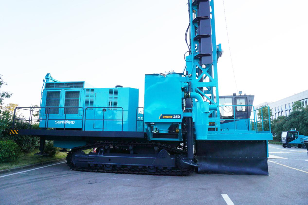 两种钻进模式+更大扭矩！龙8头号玩家智能自主研制的全液压牙轮钻机下线