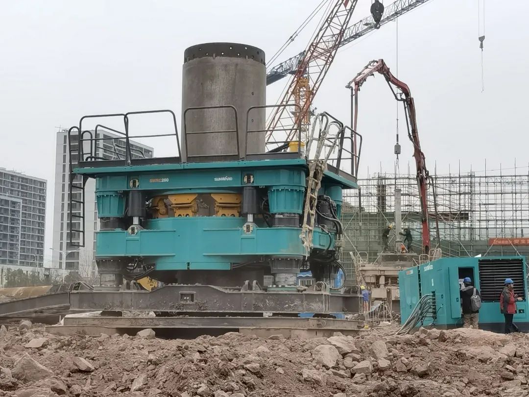 利器出击！龙8头号玩家智能SWRC260全回转全套管钻机乐成完成首钻