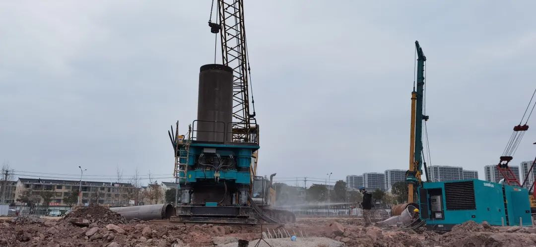 利器出击！龙8头号玩家智能SWRC260全回转全套管钻机乐成完成首钻