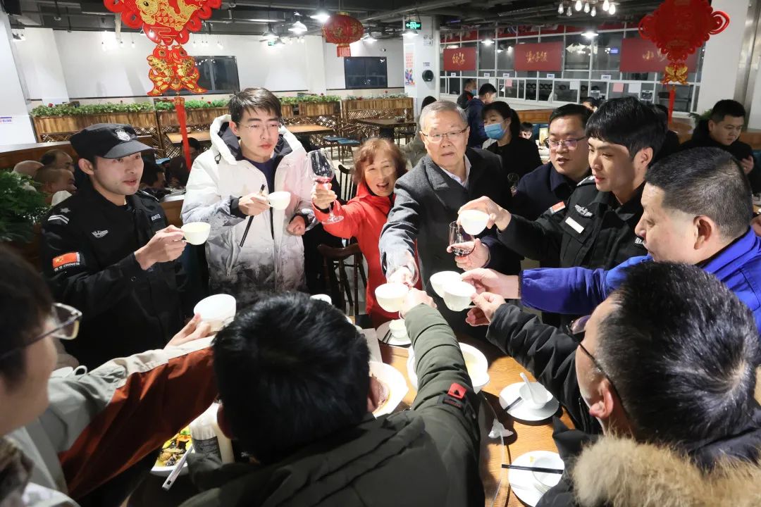 龙8头号玩家智能董事长何清华与留厂员工一起过大年！