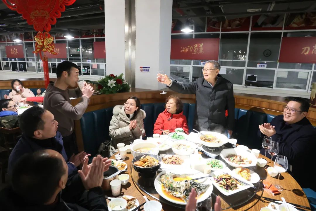 龙8头号玩家智能董事长何清华与留厂员工一起过大年！