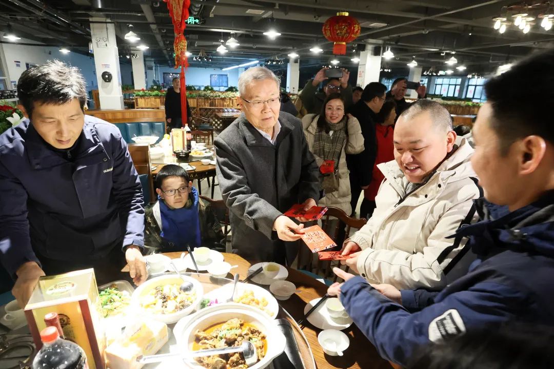 龙8头号玩家智能董事长何清华与留厂员工一起过大年！
