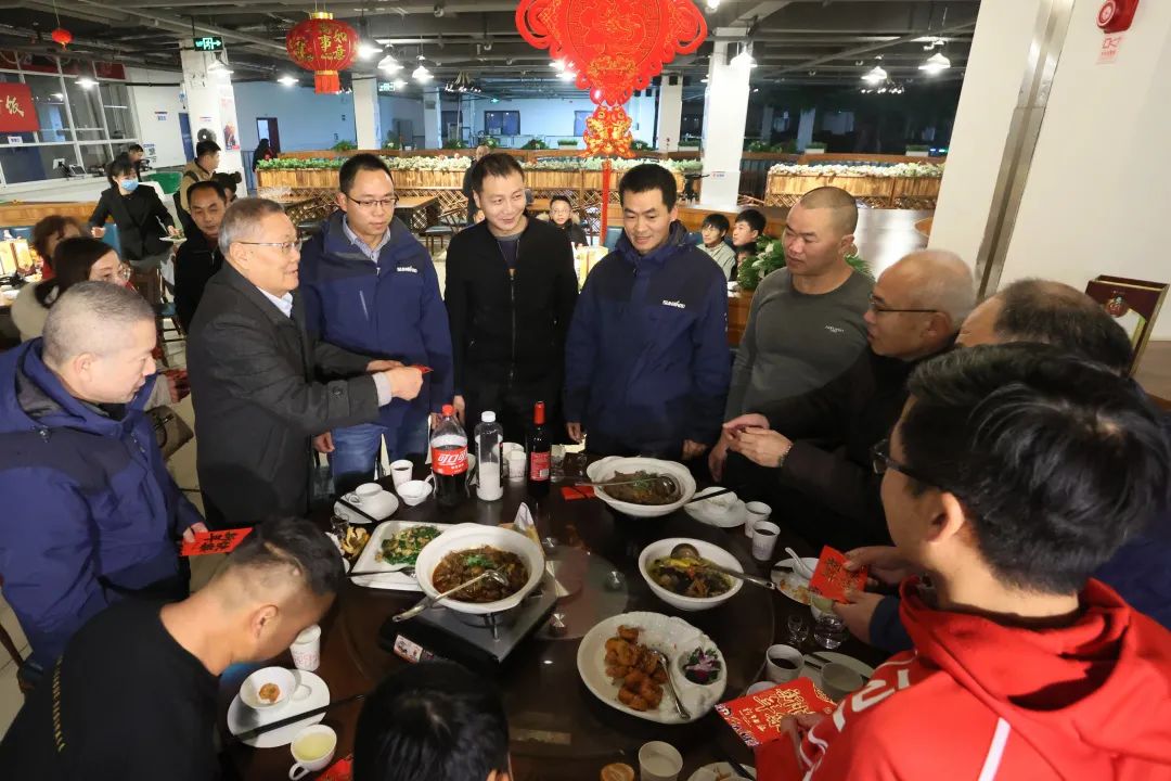 龙8头号玩家智能董事长何清华与留厂员工一起过大年！
