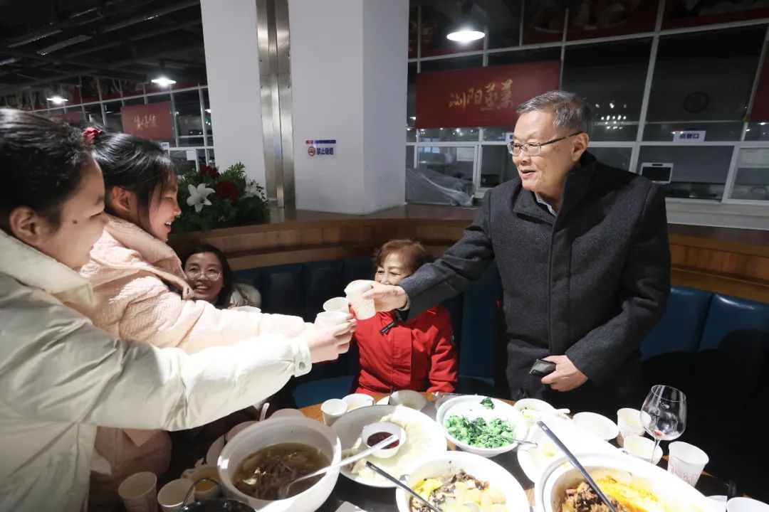 龙8头号玩家智能董事长何清华与留厂员工一起过大年！