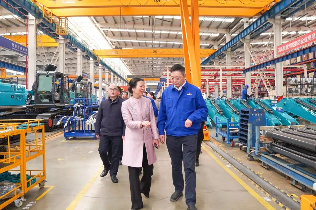 长沙市总工会、长沙经开区总工会一行调研龙8头号玩家智能