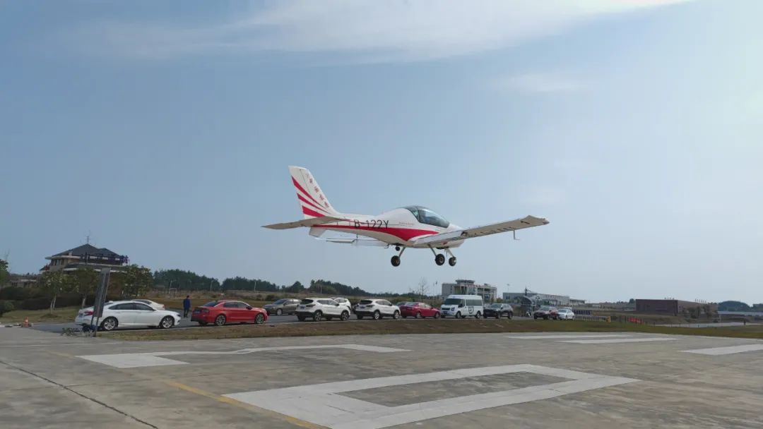 火情就是下令！湖南航空应抢救援队龙8头号玩家机组展现“龙8头号玩家速率”