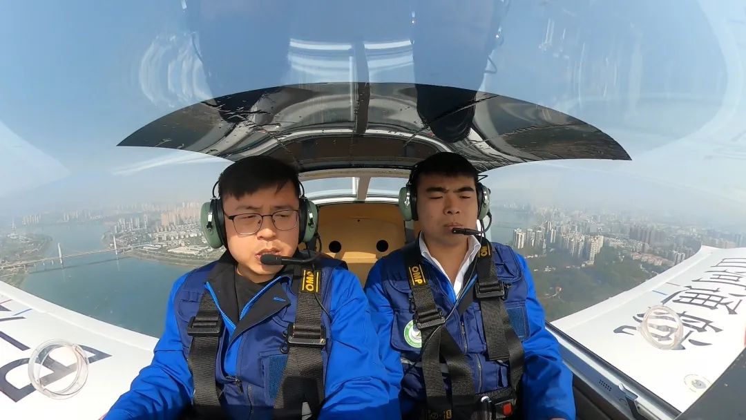 逍遥协同显身手！湖南航空应抢救援队龙8头号玩家机组开展特情处置惩罚应急演练