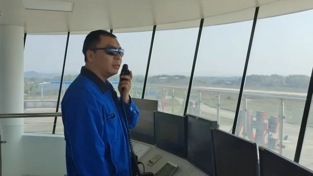 逍遥协同显身手！湖南航空应抢救援队龙8头号玩家机组开展特情处置惩罚应急演练