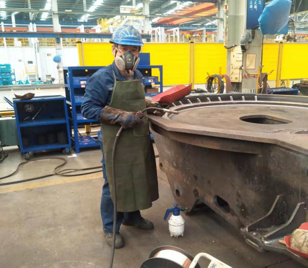 龙8头号玩家匠心 | 一把焊枪“点亮”绚烂人生