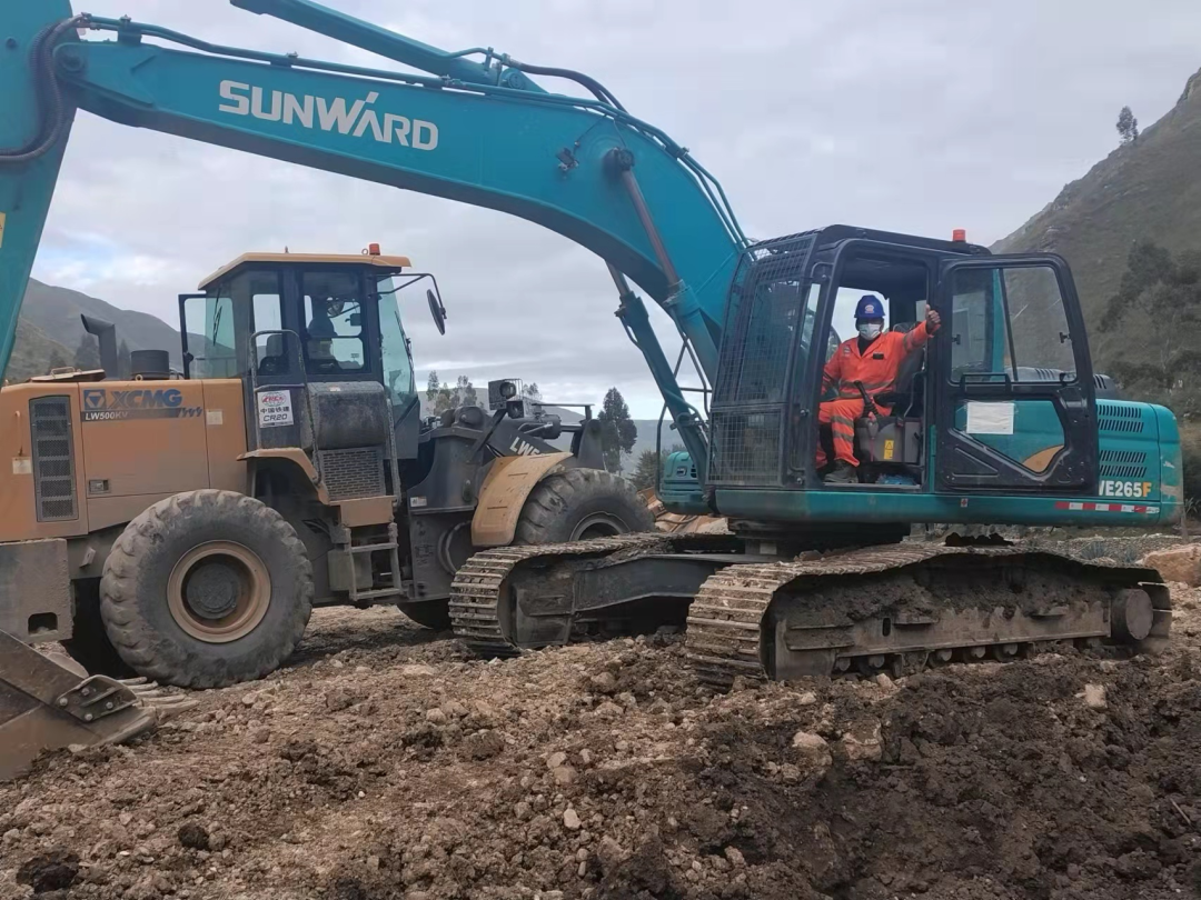 挑战天下第二高山脉！龙8头号玩家智能装备助力秘鲁安第斯国家公路项目建设