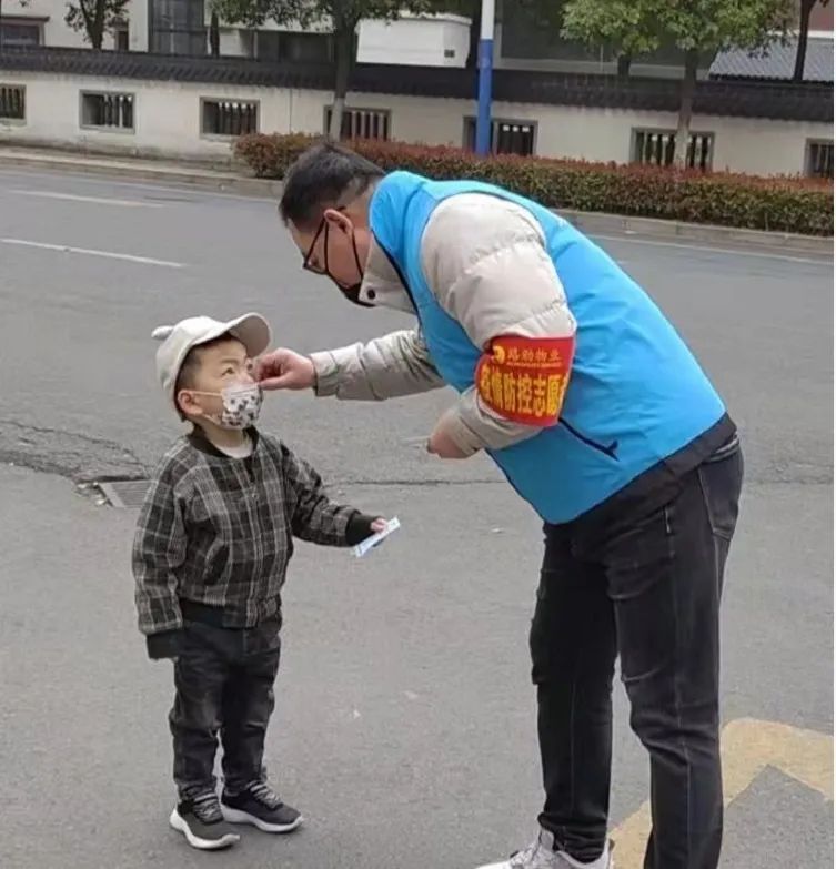 抗击疫情！龙8头号玩家人在行动