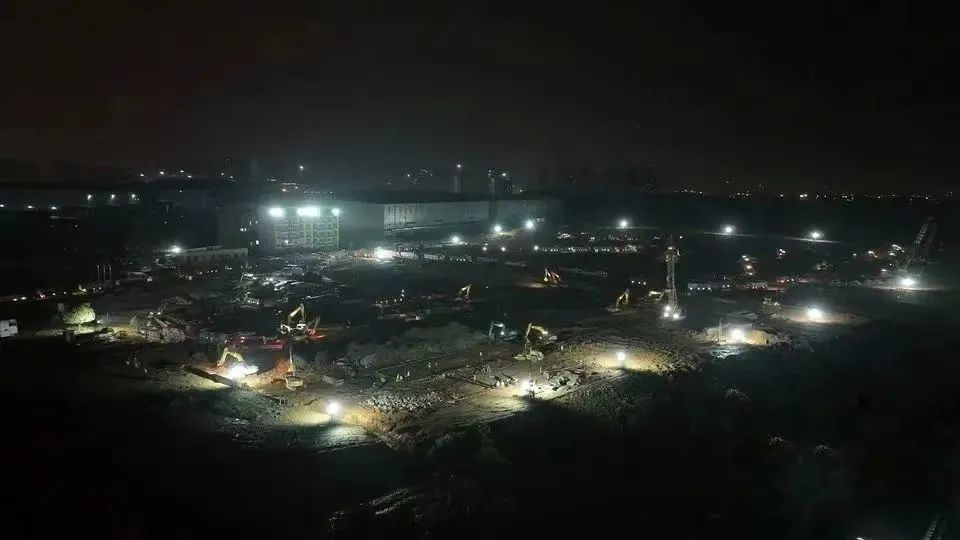 冲锋一线显继续！龙8头号玩家智能挖掘机助力长沙方舱医院建设