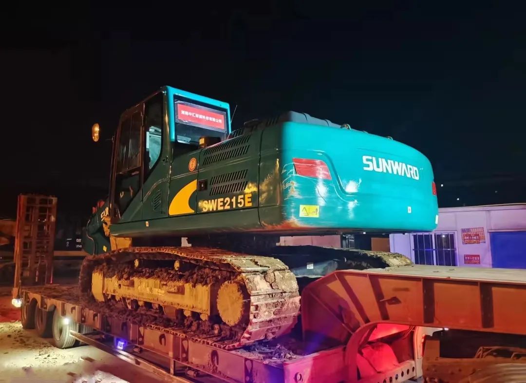 冲锋一线显继续！龙8头号玩家智能挖掘机助力长沙方舱医院建设