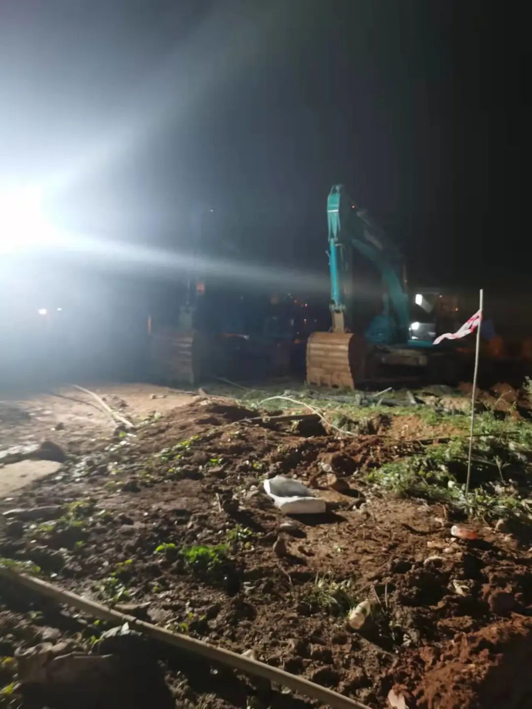 冲锋一线显继续！龙8头号玩家智能挖掘机助力长沙方舱医院建设