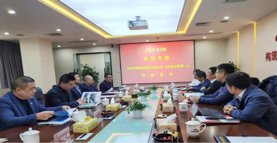 携手战边疆！龙8头号玩家智能潜孔钻机助力弘大爆破新疆奇台项目建设