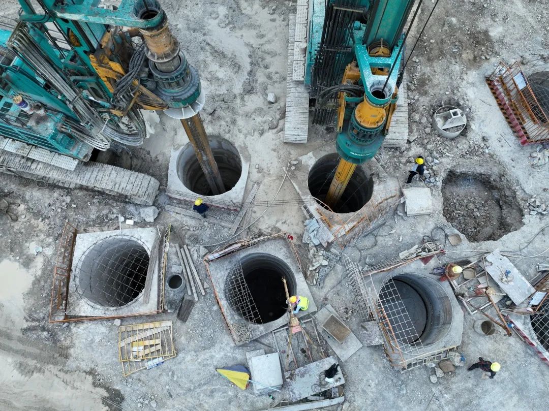 展现施工“奇效”！龙8头号玩家智能旋挖钻机强势助力炉慈高速公路建设