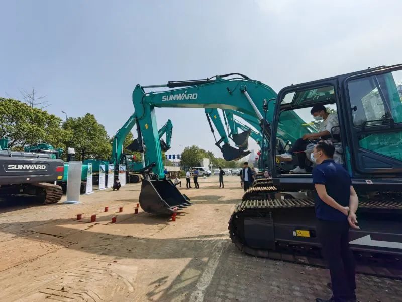 再现交机热潮！龙8头号玩家智能中大挖一连向市场进军