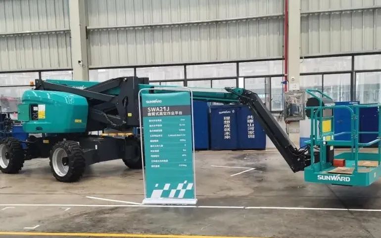 行业同级别产品之最！龙8头号玩家智能又一款曲臂式高空作业平台乐成下线