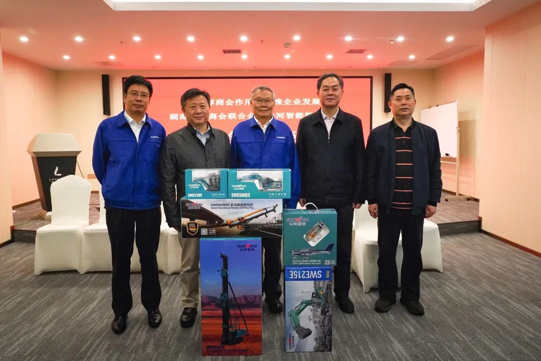 抱团出海，，，，，，携手共赢！何清华带队赴湖南异地商会联合会造访交流