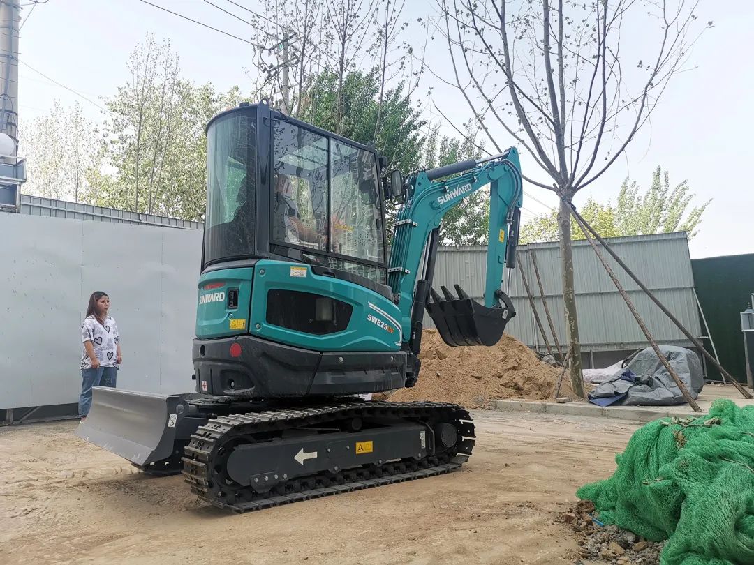 冲、冲、冲！带您感受龙8头号玩家智能挖掘机火热交机时刻