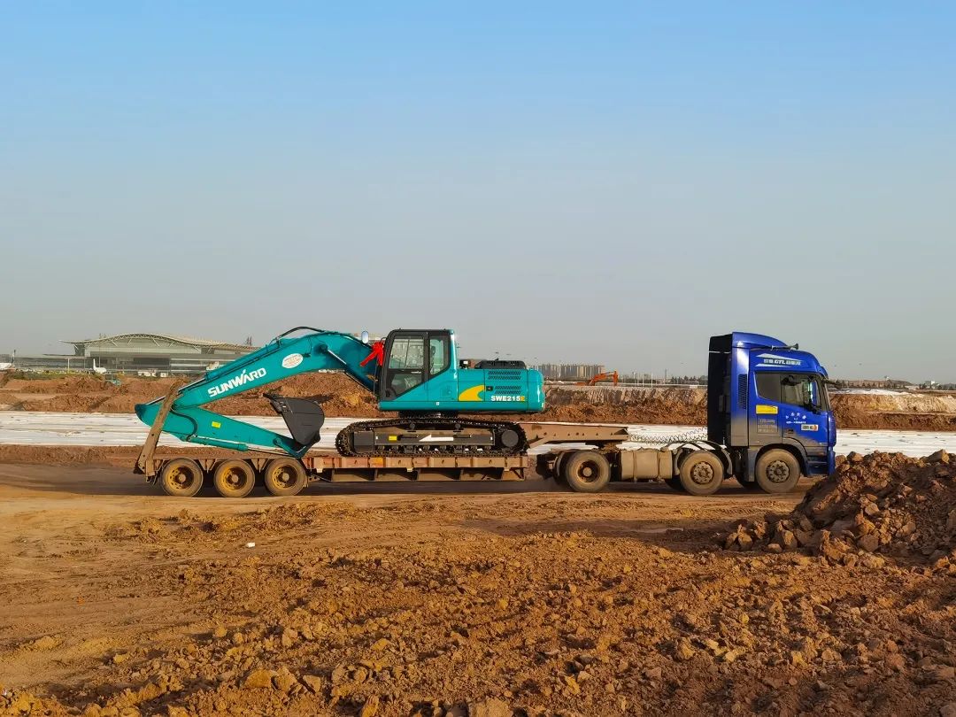 冲、冲、冲！带您感受龙8头号玩家智能挖掘机火热交机时刻